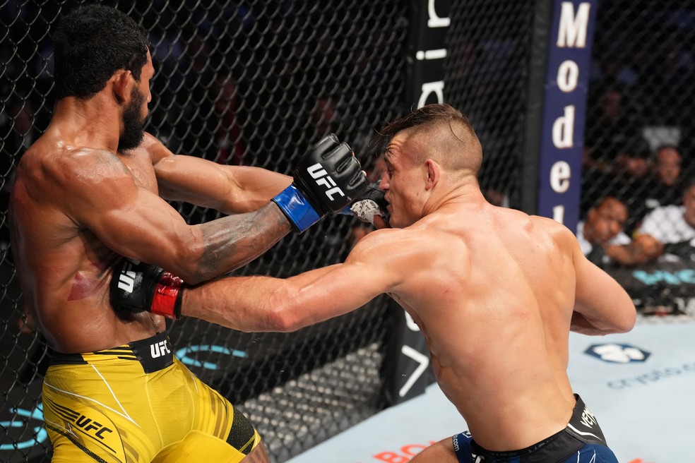 Drew Dober acerta o direto no fígado que nocauteou Rafael Alves no UFC 277 — Foto: Getty Images