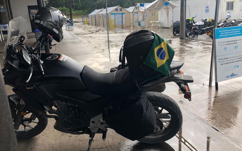A moto de Claudinei Batista, no posto do exército na fronteira entre Colômbia e Equador, na segunda-feira (7) — Foto: Rodolfo de Medeiros/Arquivo pessoal