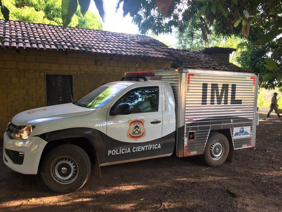 Corpo em estado de decomposição estava dentro de casa — Foto: Guilherme Lima/TV Anhanguera