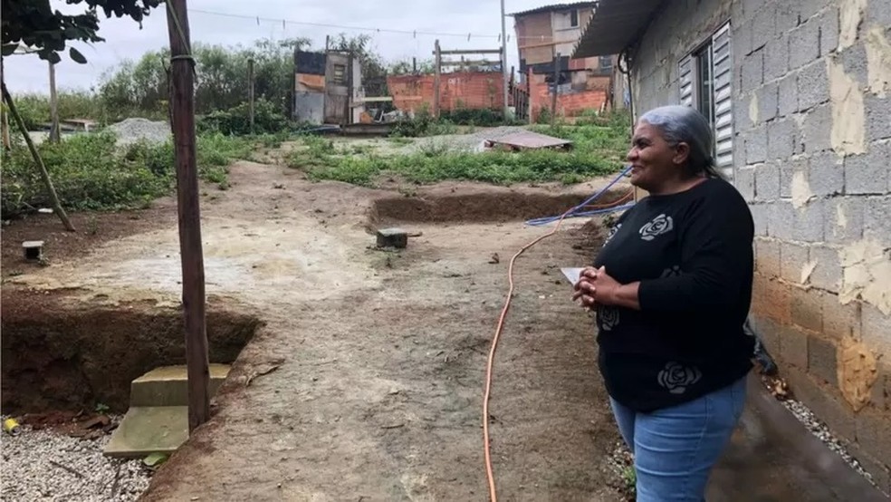Aldenira Amarante terá de deixar sua casa ainda neste mês. — Foto: Leandro Machado/BBC