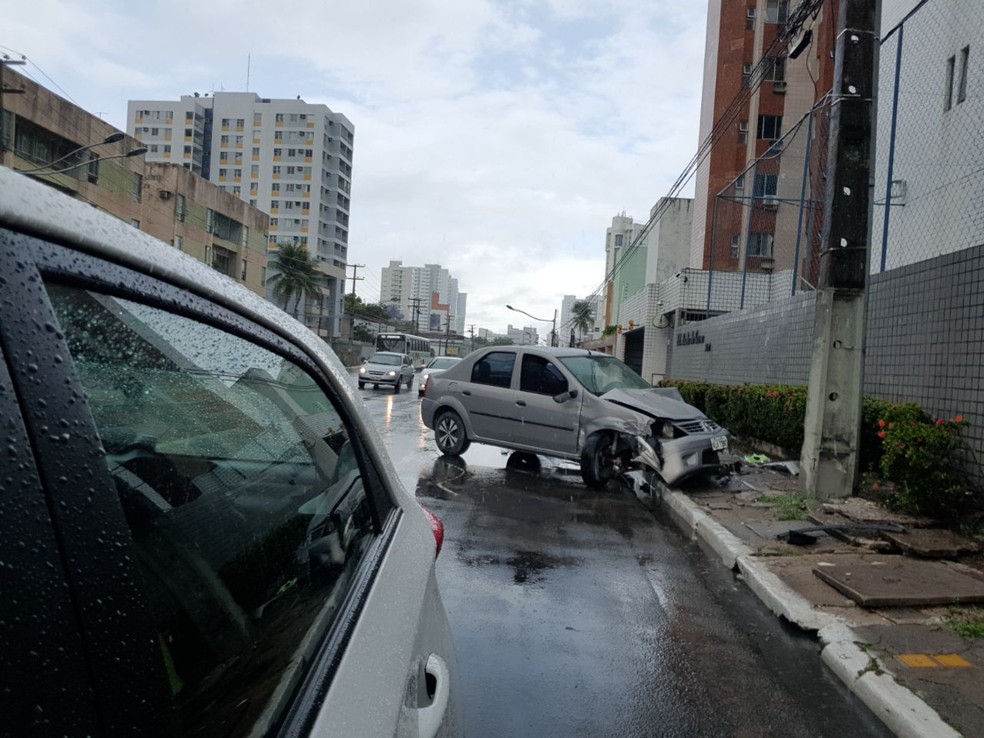 Veículo envolvido em atropelamento em Piedade, em Jaboatão, no Grande Recife, ficou sobre a calçada (Foto: Reprodução/WhatsApp)