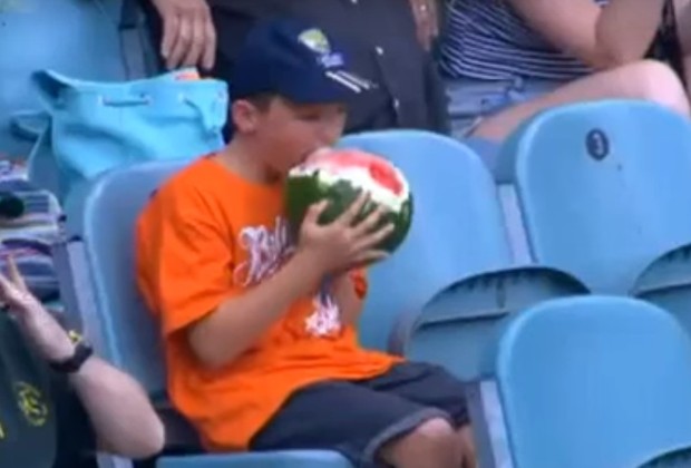 Menino come melancia inteira em jogo, na Austrália (Foto: Reprodução/ Youtube)