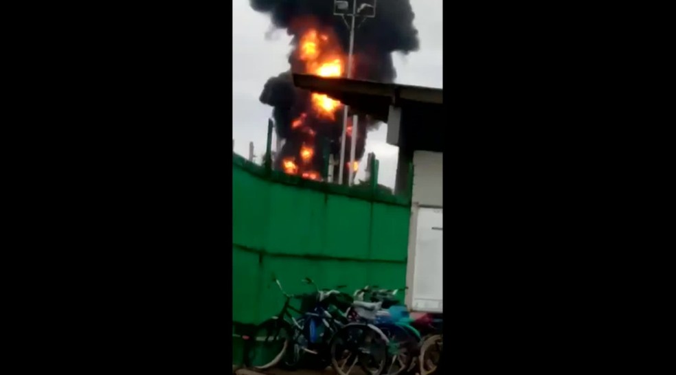 Incêndio atinge refinaria de Duque de Caxias, na Baixada Fluminense — Foto: Reprodução