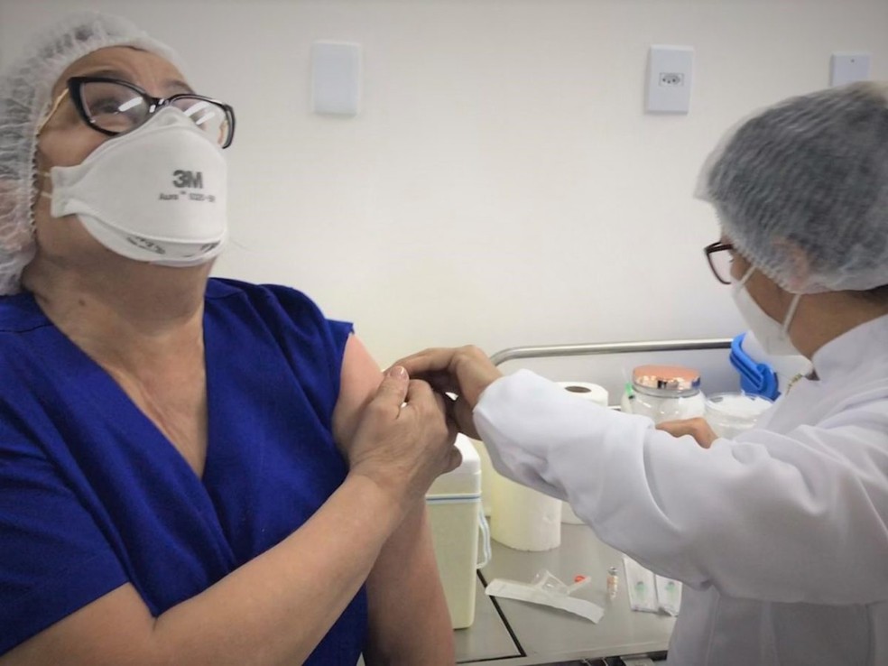Profissionais de saúde recebe vacina contra Covid-19 no Acre — Foto: Taís Nascimento/Secom