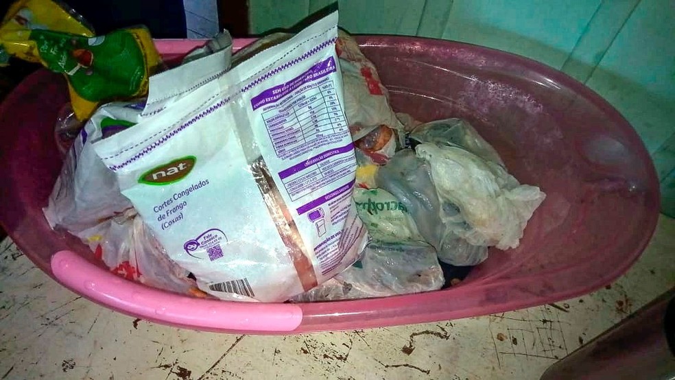 Alimentos furtados foram encontrados na casa do suspeito â€” Foto: Willians Biehl/Portal Veneza