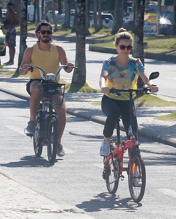 Bianca Bin anda de bicicleta com o namorado (Foto: Dilson Silva/AgNews)