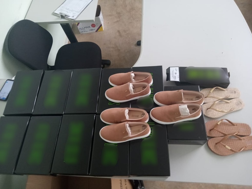 Sapatos foram furtados em loja de Jaú — Foto: Polícia Militar/Divulgação