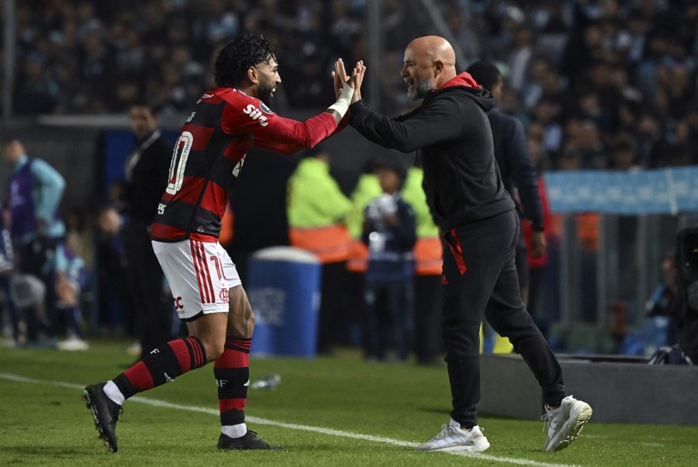 Gabigol cumprimenta Sampaoli ap&oacute;s gol em Racing x Flamengo  &mdash; Foto: Luis ROBAYO / AFP