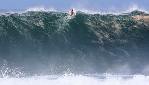 Ondas atingem 10m em Itacoatiara: alegria de surfistas
