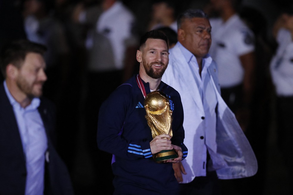 Messi aparece com a taça da Copa do Mundo nas mãos — Foto: Reuters