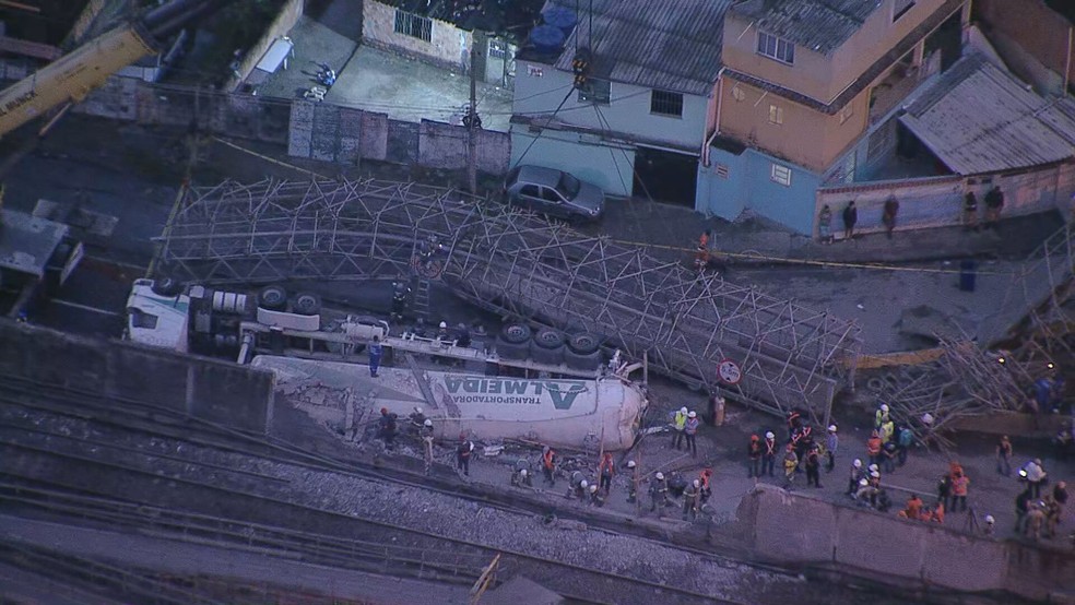 Caminhão tomba e derruba passarela do metrô em Acari, na Zona Norte do Rio — Foto: Reprodução / TV Globo
