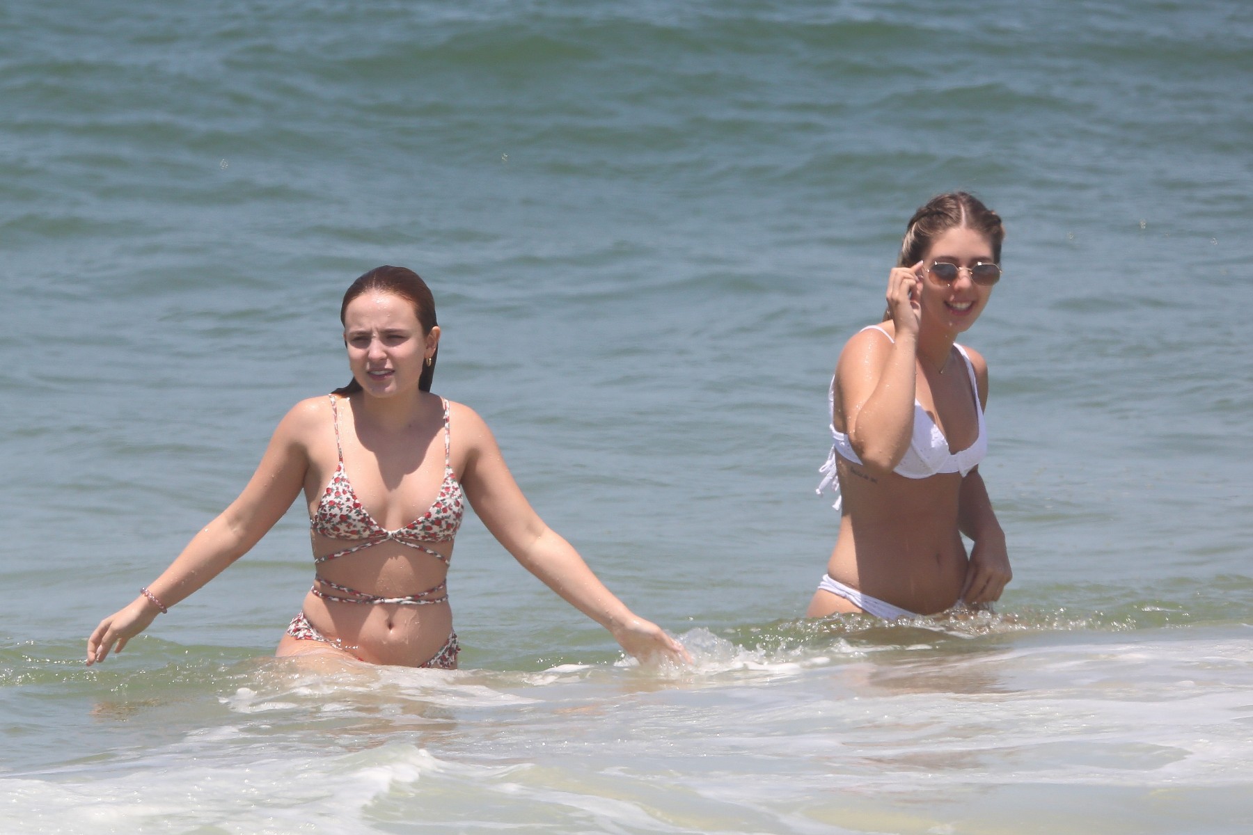 Notícias Larissa Manoela joga altinha em dia de praia no Rio VEJA FOTOS Portal do Zacarias