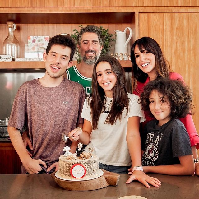 Marcos Mion com a mulher, Suzana, e os três filhos (Foto: Reprodução/Instagram)