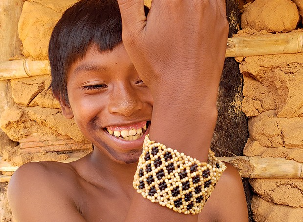Curumim da etnia Krahô, no Tocantins, com pulseira de sementes de tiririca (Foto: Júlio Lêdo / Divulgação)