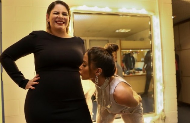 No 'Criança esperança' de 2019, ela se apresentou grávida de Léo, seu filho com o cantor Murilo Ruff. Marília teve a barriga beijada por Anitta (Foto: Reprodução)