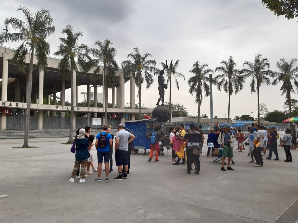 Na manhã desta terça, cambistas se posicionaram em áreas de concentração de turistas no Maracanã — Foto: Vicente Seda