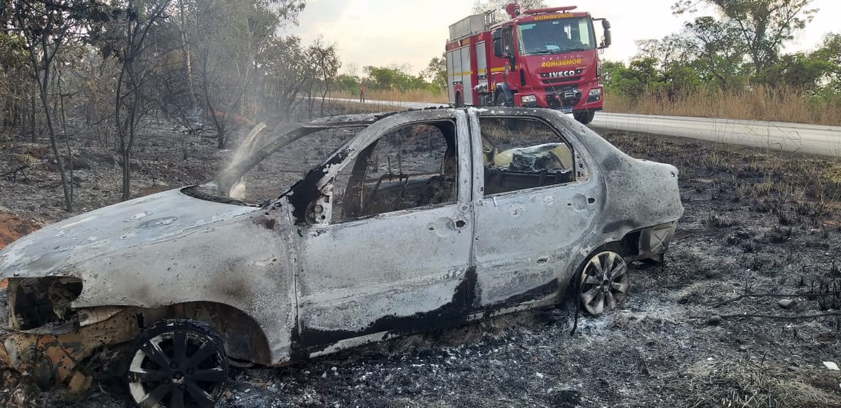 Carro pega fogo após motorista perder controle da direção, quase bater em outro veículo e sair da pista