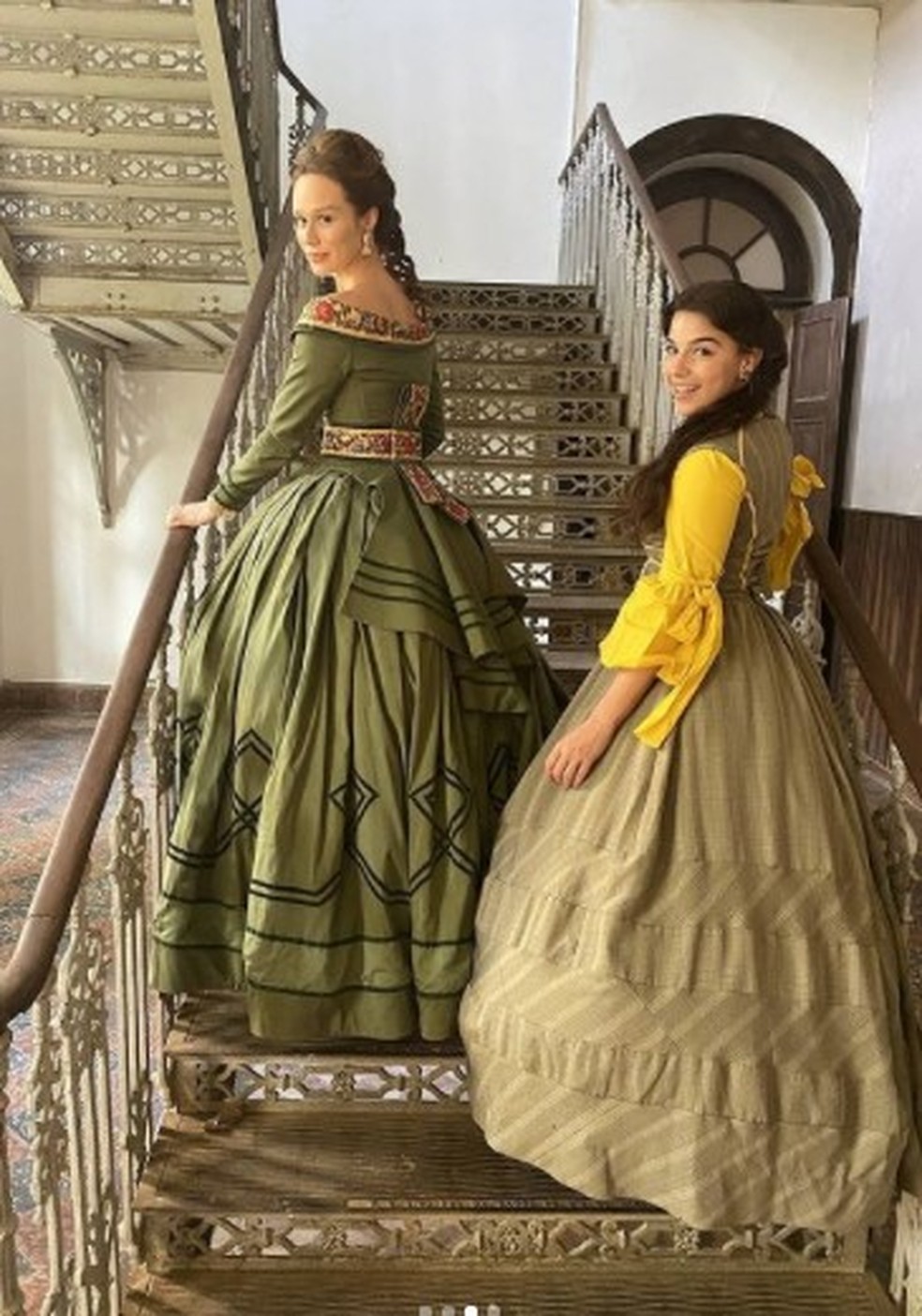 Mariana Ximenes e Gabriela Medvedovski nos bastidores de 'Nos Tempos do Imperador' — Foto: Reprodução/Instagram