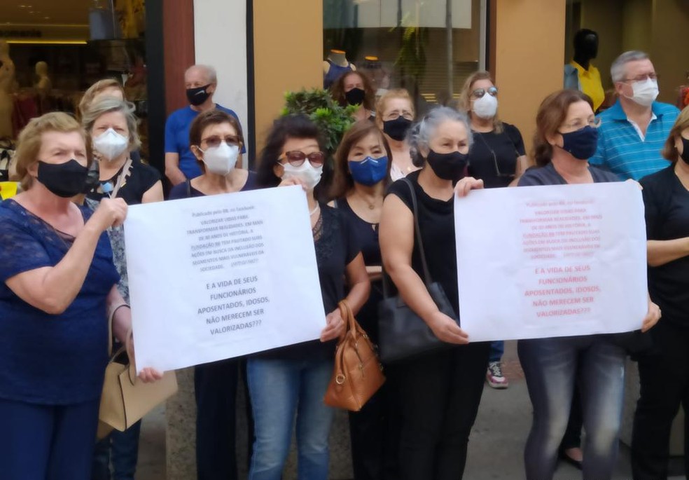 Funcionários aposentados protestam contra a alta em custos de plano de saúde — Foto: Zenaide de Oliveira 