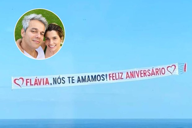 Otaviano Costa presenteia Flávia Alessandra com faixaa em avião (Foto: Reprodução/Instagram)