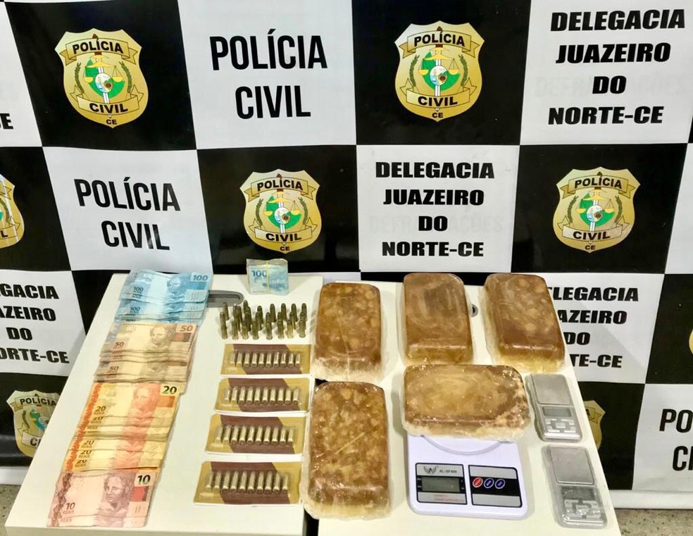 Entorpecentes, munição, dinheiro e balança de precisão foram apreendidos no interior do Ceará — Foto: Divulgação/Polícia Civil 