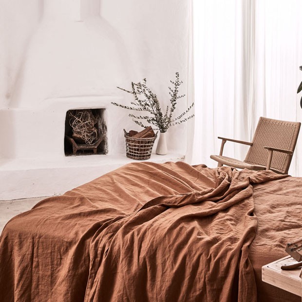 Décor do dia: roupas de cama terrosas e monocromáticas no quarto (Foto: divulgação)