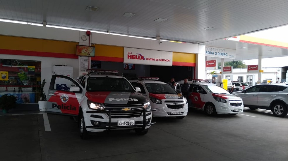 PMs usam posto como ponto de apoio na Rodovia Raposo Tavares, no Jardim Bonfiglioli. Policiais seguem orientação da corporação de tempo maior de parada (Foto: Marina Pinhoni/G1)
