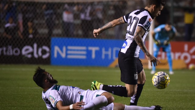 Angulo vibra com gol após sequência no banco de reservas do Santos