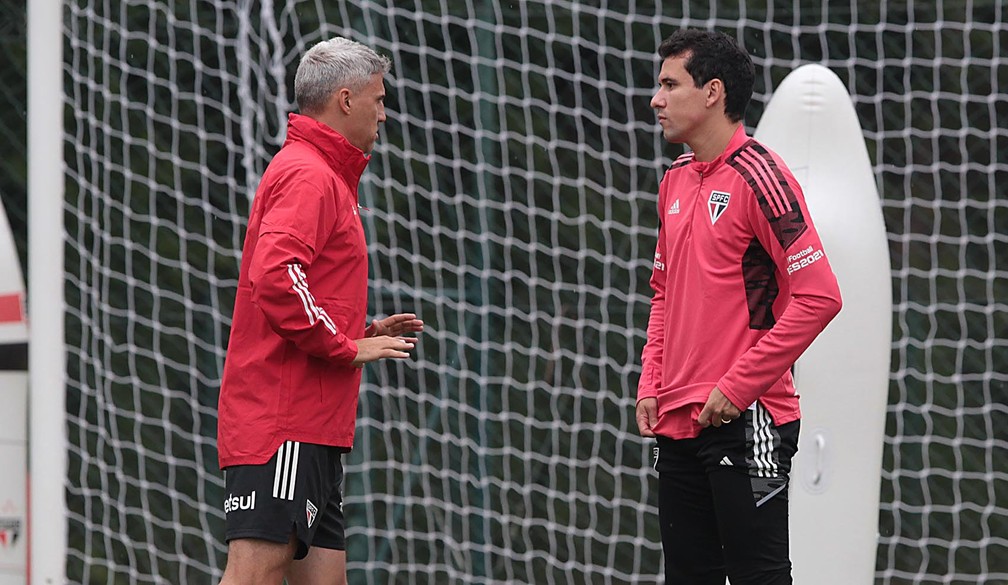 Hernán Crespo conversa com Pablo durante treino de sábado no São Paulo — Foto: Rubens Chiri / saopaulofc