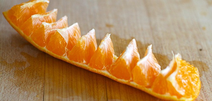 Técnica para cortar laranjas (Foto: Reprodução)