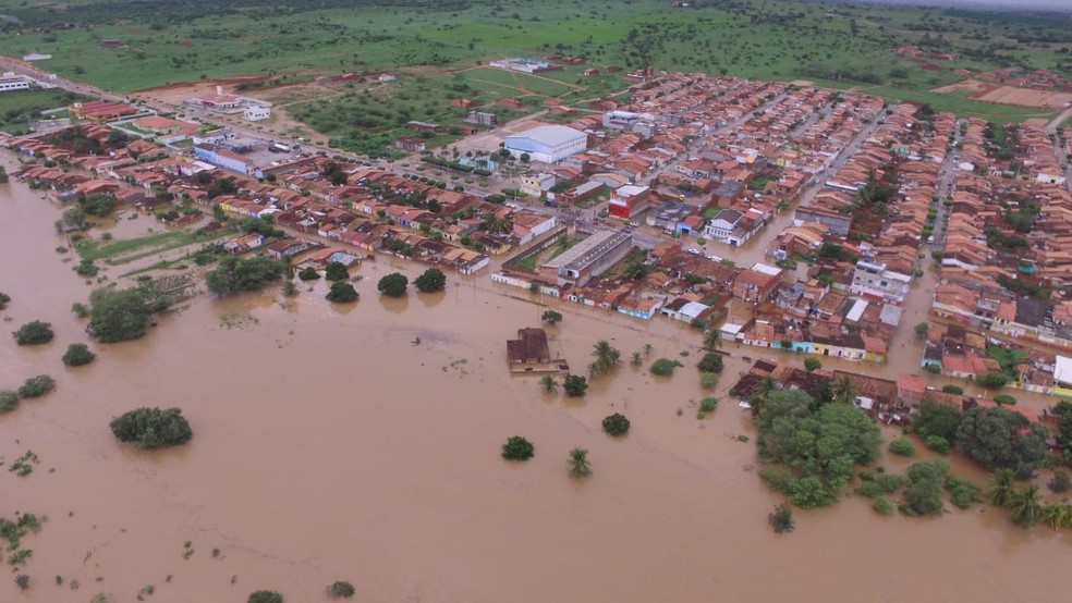 Foto de 2019 mostra como a cidade de Coronel João Sá, na Bahia, ficou após água de barragem invadir região — Foto: Studio Júnior Nascimento