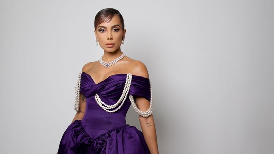 MET Gala 2022: Anitta impressiona com longo roxo assinado pela Moschino |  Moda | Glamour