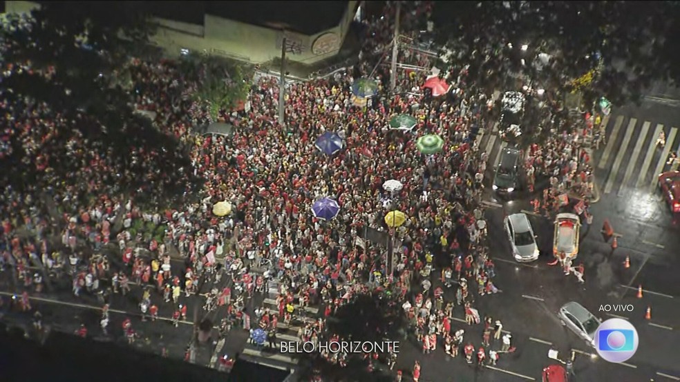 Festa também reuniu eleitores e apoiadores de Lula (PT) em Belo Horizonte (MG). — Foto: Reprodução/TV Globo