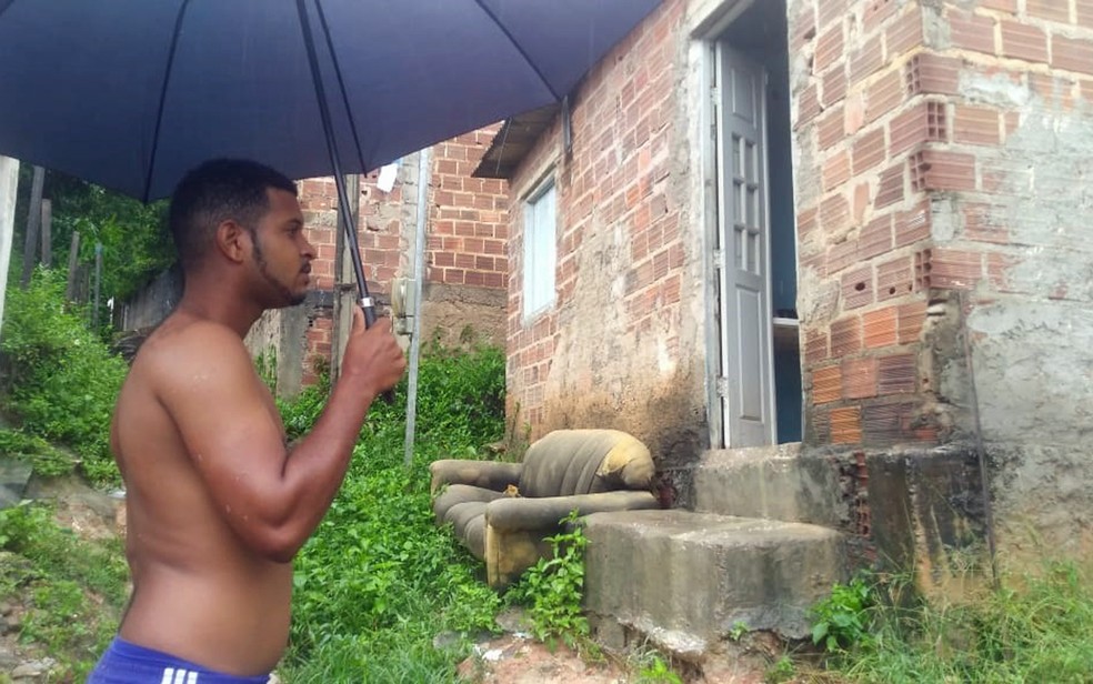 Ronaldo mora em casa danificada por barreira em Olinda — Foto: Everaldo Silva/TV Globo
