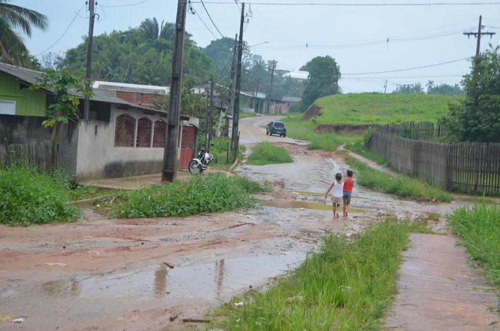 Esgoto fica a céu aberto e impede acesso de motoristas (Foto: Adelcimar Carvalho/G1)