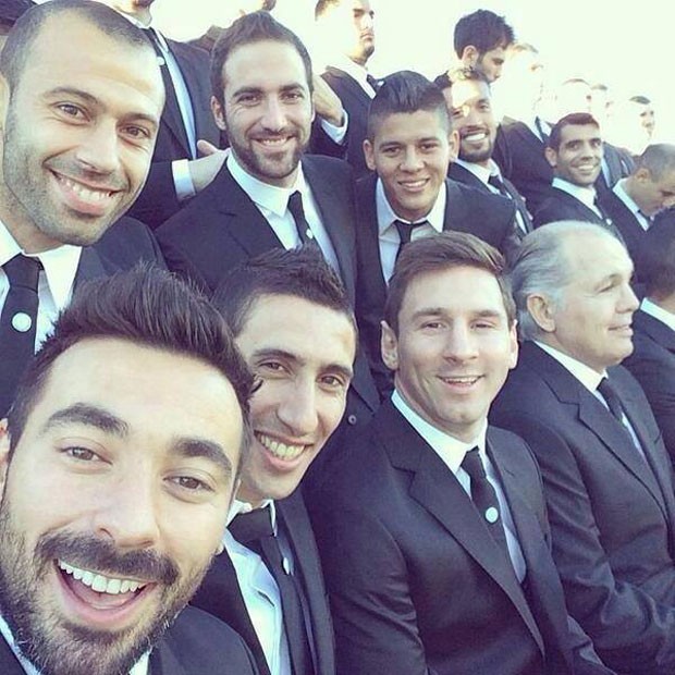 Argentinos tiram selfie em evento após a Copa do Mundo (Foto: Reprodução)