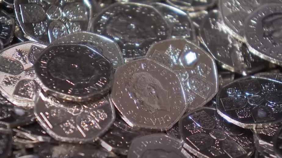 Casa da Moeda Real britânica inicia produção de moedas com imagem do Rei Charles III