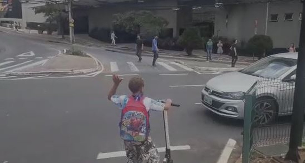 Menino evita confusão no trânsito em avenida de BH usando apito e patinete — Foto: Manuel Marçal/Arquivo pessoal