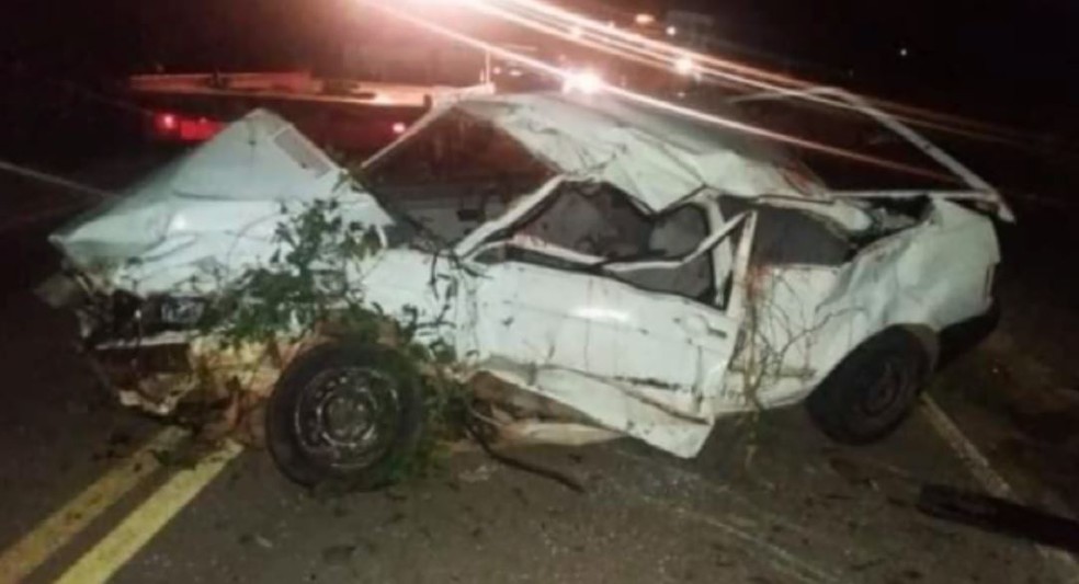 Carro ficou destruído em acidente entre Três Corações e São Tome das Letras — Foto: Reprodução/EPTV