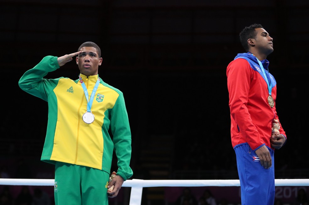 Brasileiro presta continência após receber a medalha de prata — Foto: Ivan Alvarado/Reuters