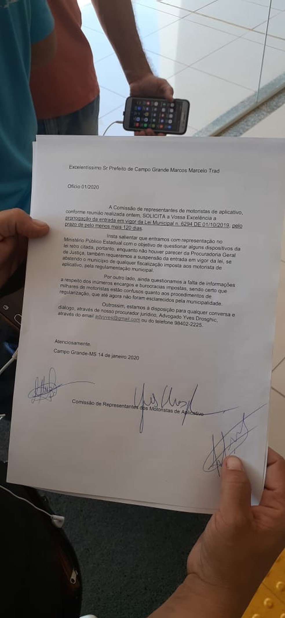 Requerimento dos motoristas entregue ao prefeito Marquinhos Trad nesta manhã — Foto: Ronie Cruz/Morena FM