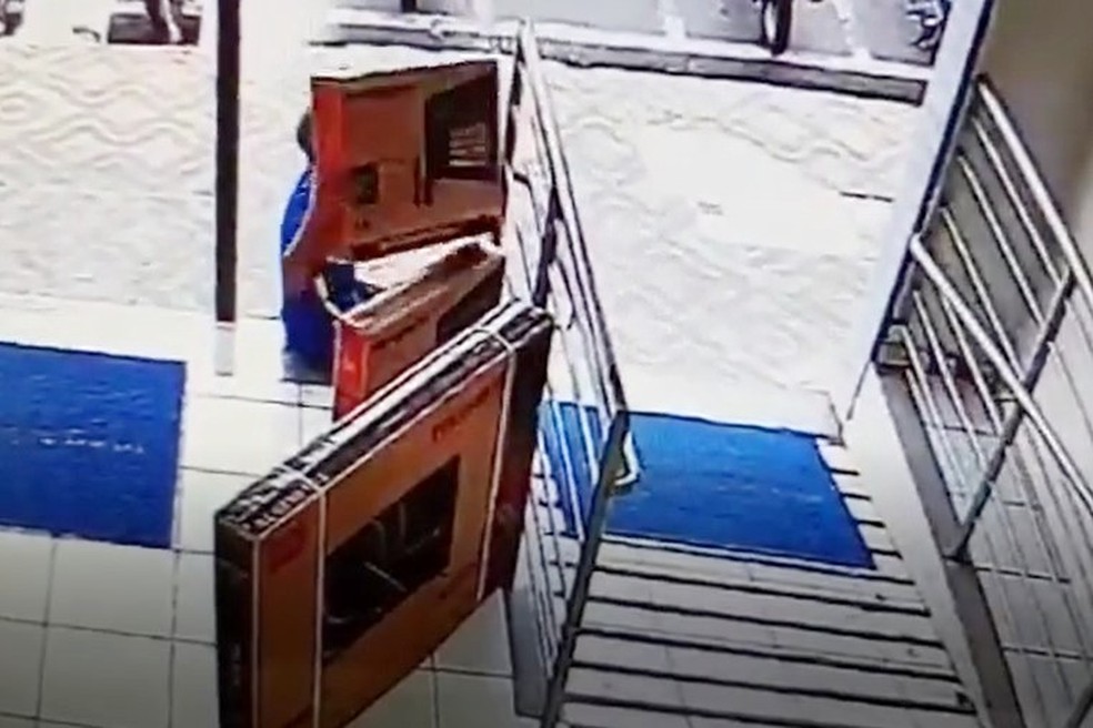 Ladrão furta TV na caixa exposta em loja de departamentos de Jaú — Foto: Reprodução/Câmera de segurança
