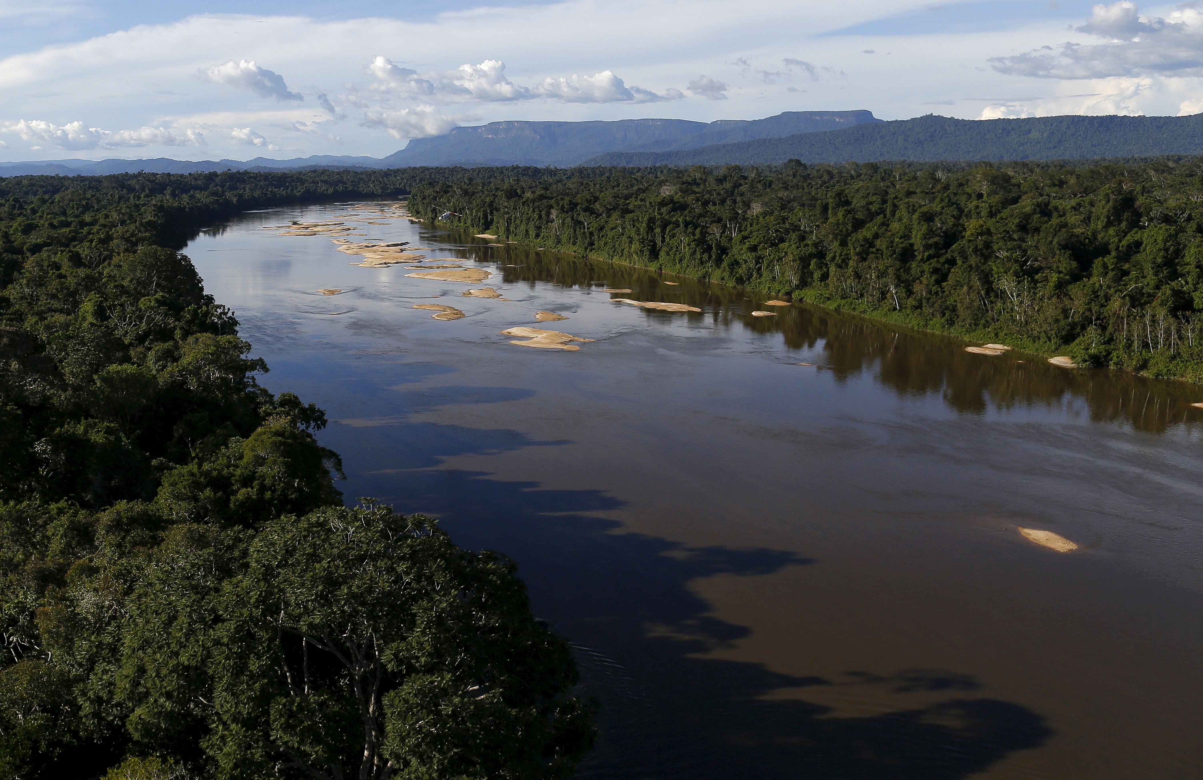Rio Uraricoera, na Terra Indígena Yanomami, em Roraima  (Foto: REUTERS/Bruno Kelly)
