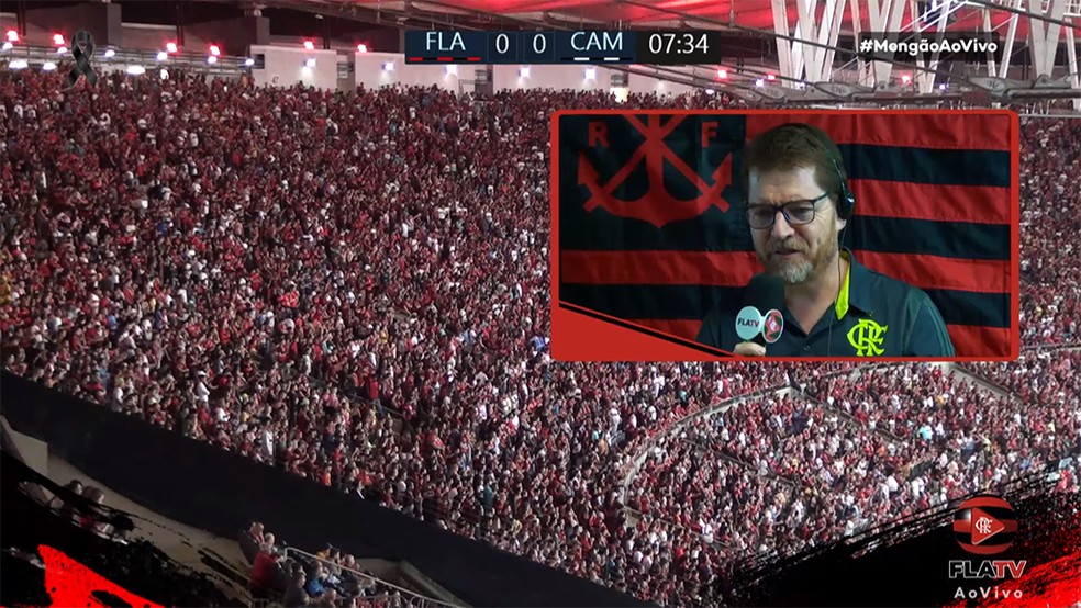 Nas transmissões para o território brasileiro, o Flamengo exibe apenas a arquibancada do Maracanã — Foto: Reprodução