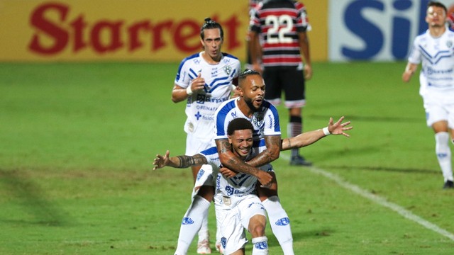 Santa Cruz x Paysandu. Ratinho e Paulinho comemoram o segundo gol do Papão