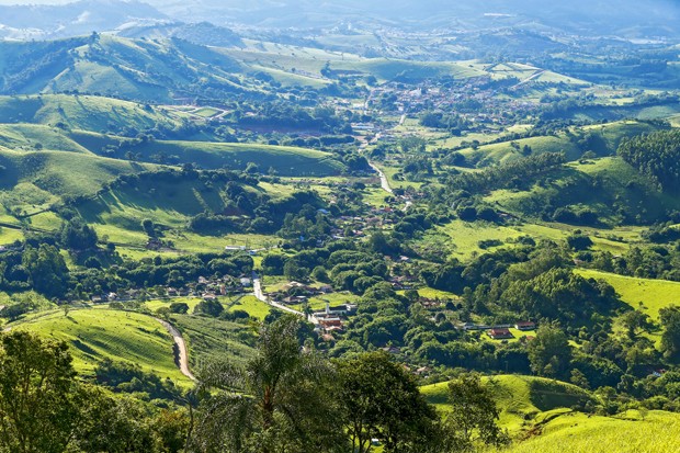 Small town nestled among the green hills of the Serra da Mantiqueira, in the state of Minas Gerais, Brazil (Foto: Getty Images/iStockphoto)
