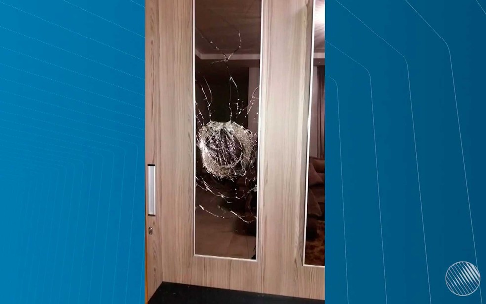Porta de vidro da casa de secretÃ¡rio atingida por disparos no oeste da Bahia (Foto: ReproduÃ§Ã£o/TV Oeste)
