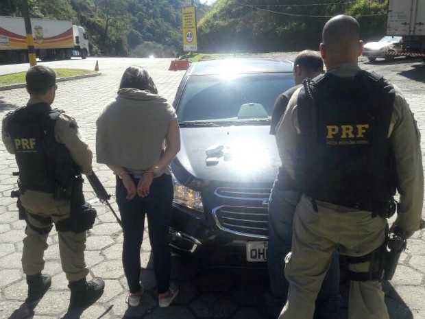 Dupla estava com 1.400 comprimidos de ecstasy foi presa por tráfico de drogas (Foto: Divulgação/PRF)