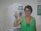 Aspásia vota em agência bancária da Zona Sul do Rio