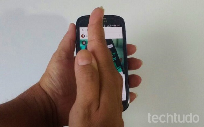 Deslize a mão sobre o display do Galaxy S3 para fazer uma foto da tela (Foto: Isabela Giantomaso/TechTudo)